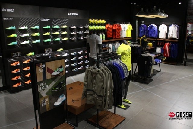 Освещение магазина спортивной одежды и обуви Nike