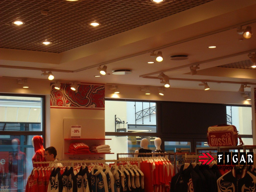 Освещение магазина мультибрендовой одежды Rimanenze Bosco Outlet Vilage