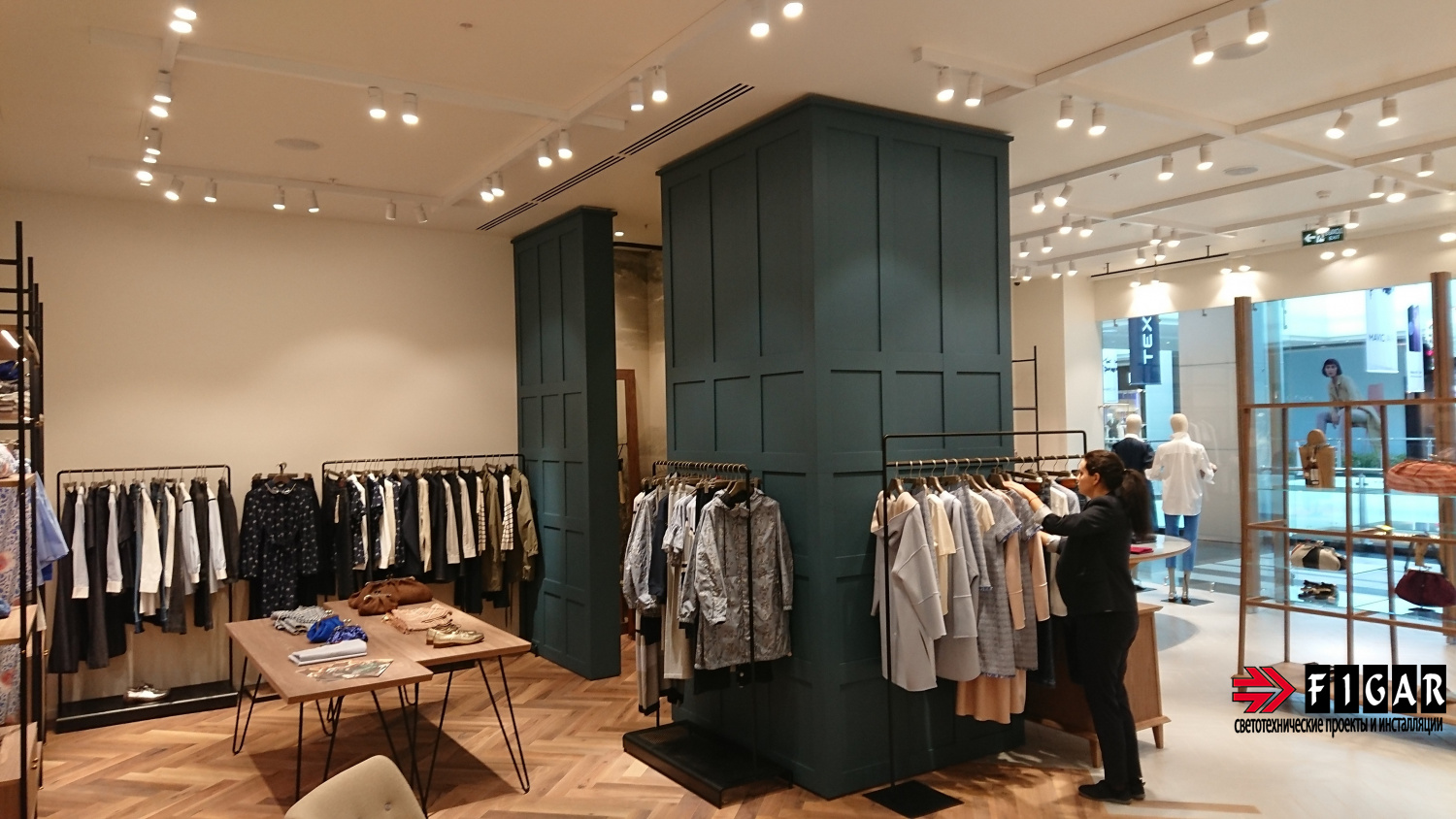 Оформление освещения в магазине одежды Weekend MaxMara