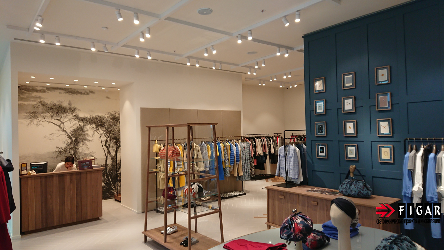 Оформление освещения в магазине одежды Weekend MaxMara