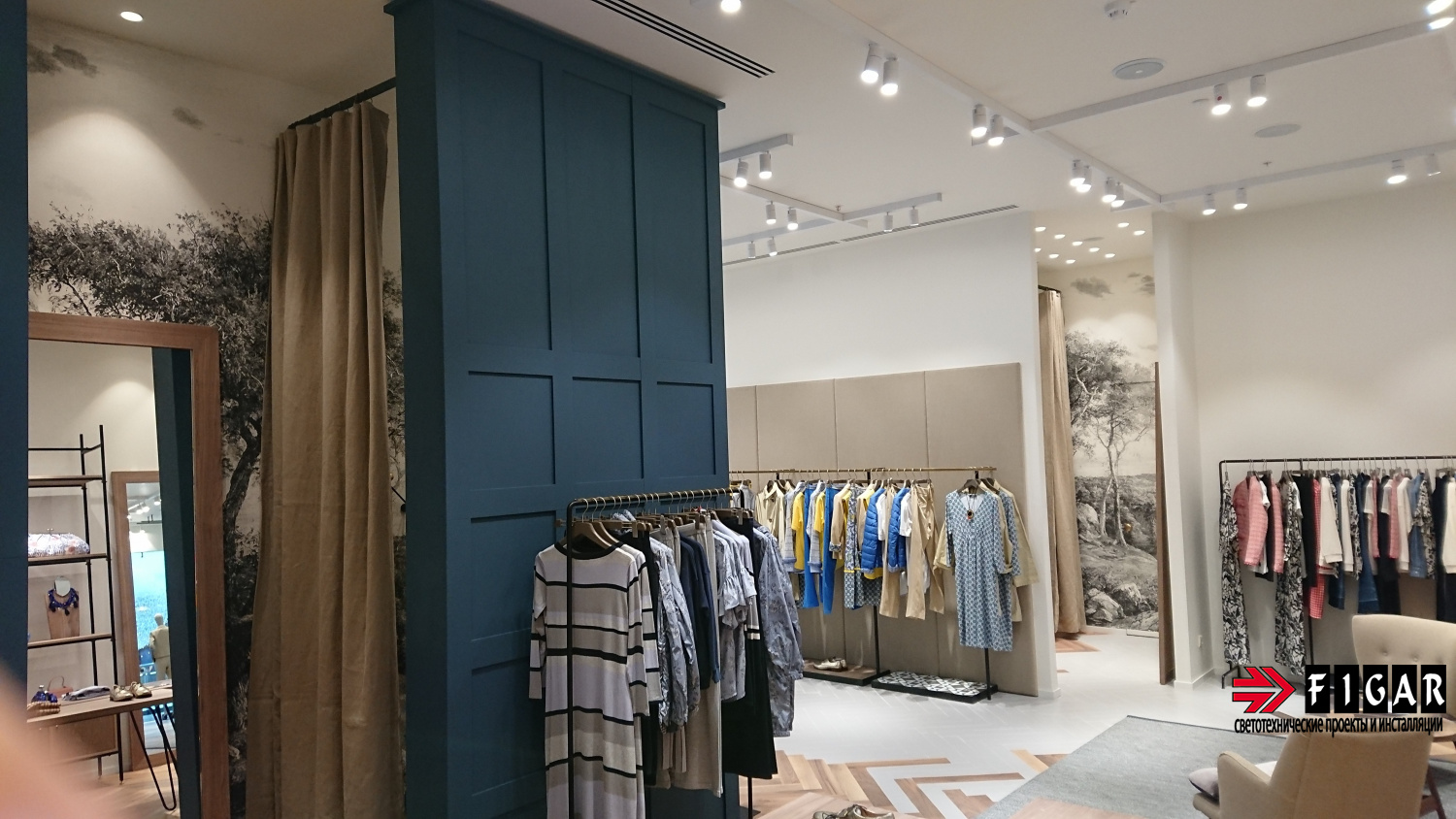Оформление освещения в магазине одежды Weekend MaxMara