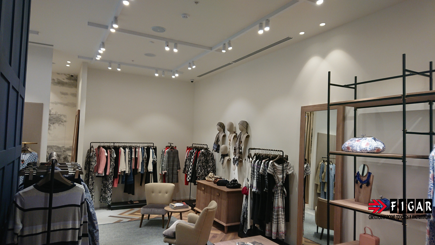 Оформление освещения в магазине одежды Weekend MaxMara