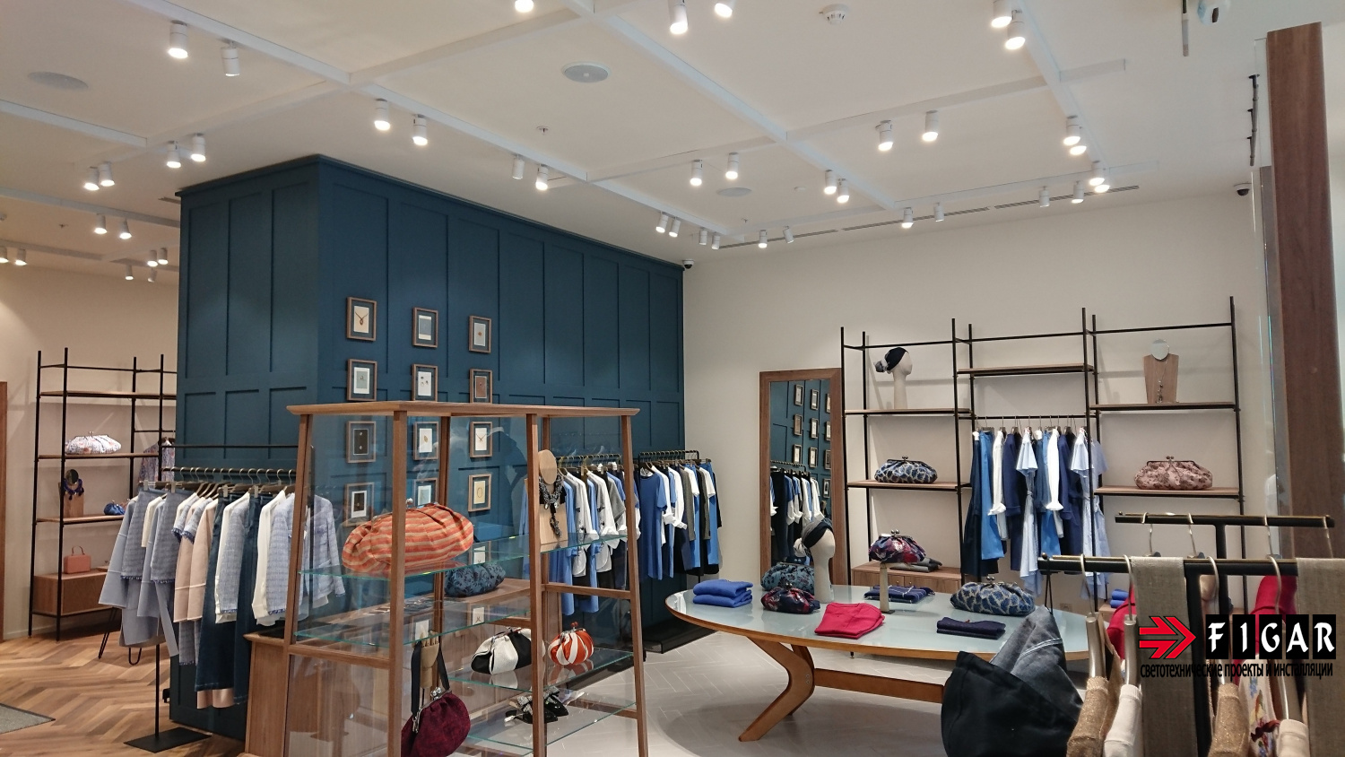Оформление освещения в магазине одежды Weekend MaxMara